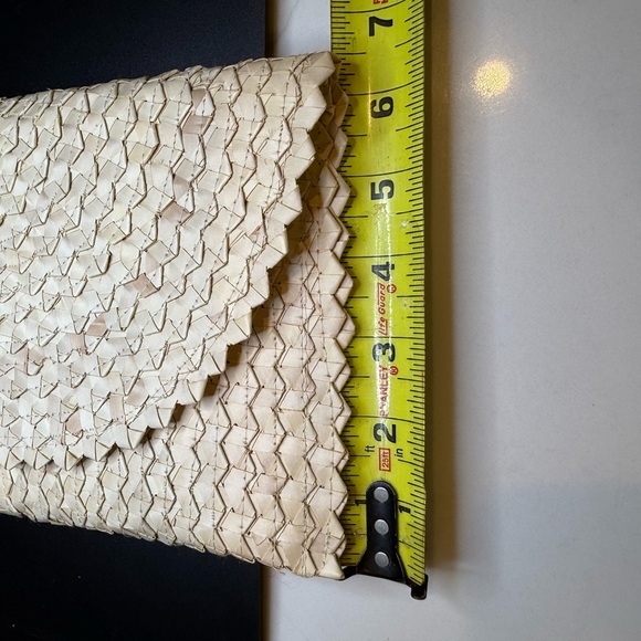Elegant Cream Woven Clutch - Picture 4 of 4